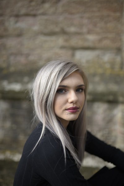 Women wear a black turtleneck shirt
